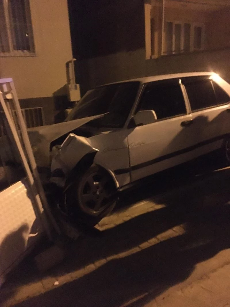 Bahçe duvarına çarpan sürücü, arkasına bakmadan kaçtı
