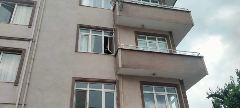 3. kattaki evin penceresinden düşen çocuk yaralandı
