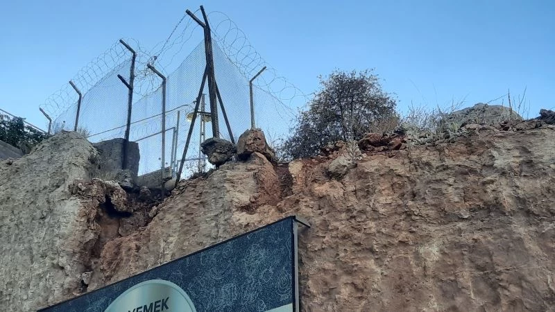 Şehrin göbeğinde düşmeye yakın olan kaya parçaları, yürekleri ağızlara getiriyor
