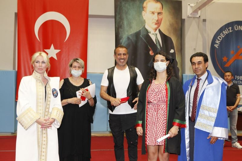 Görme engelli hukuk öğrencisi, diplomasını Haluk Levent ve Özlenen Özkan’ın elinden aldı
