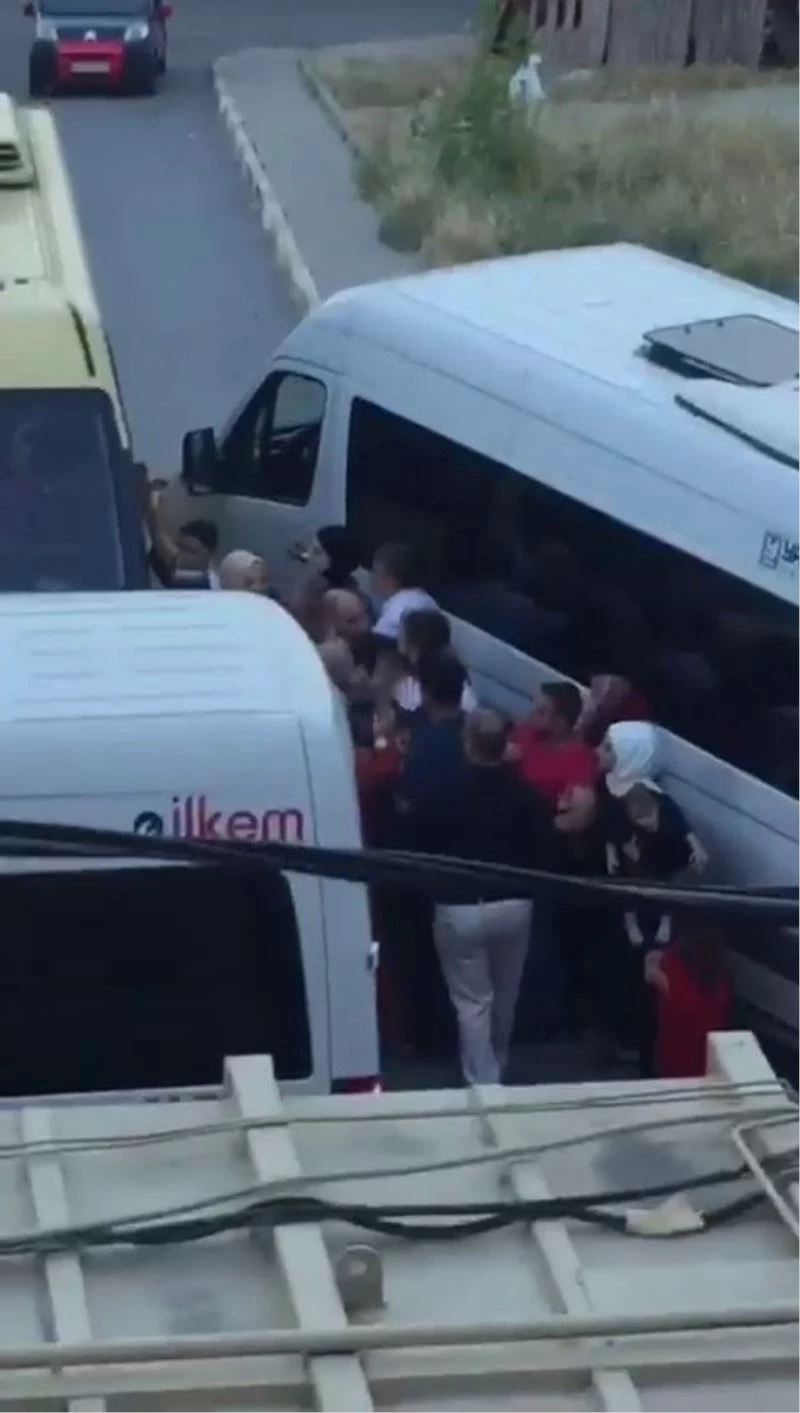 (Özel) Düğün konvoyunu bırakıp minibüs şoförünü dövdüler
