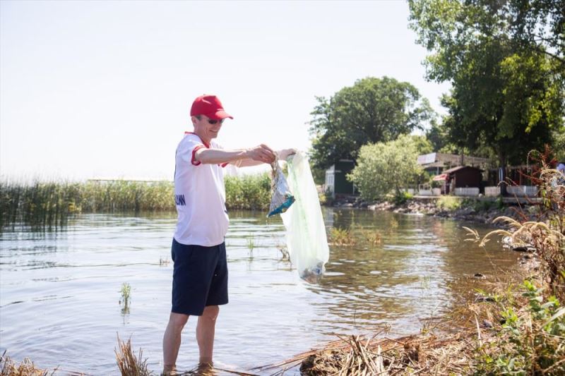 Doğa dostu Aras Kargo çalışanları Sapanca Gölü kıyılarını temizledi