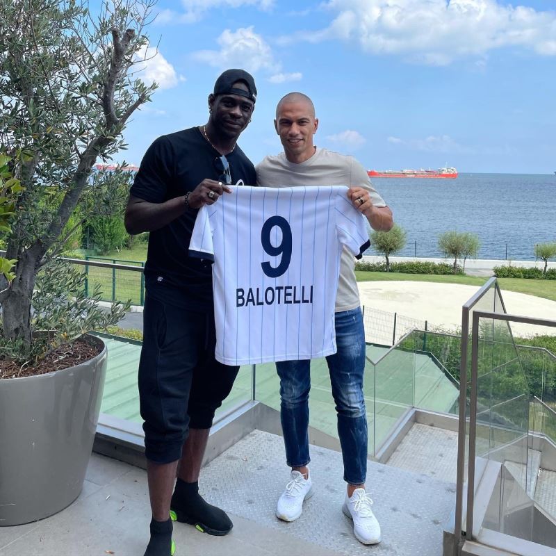 Balotelli 9 numaralı formayı giyecek
