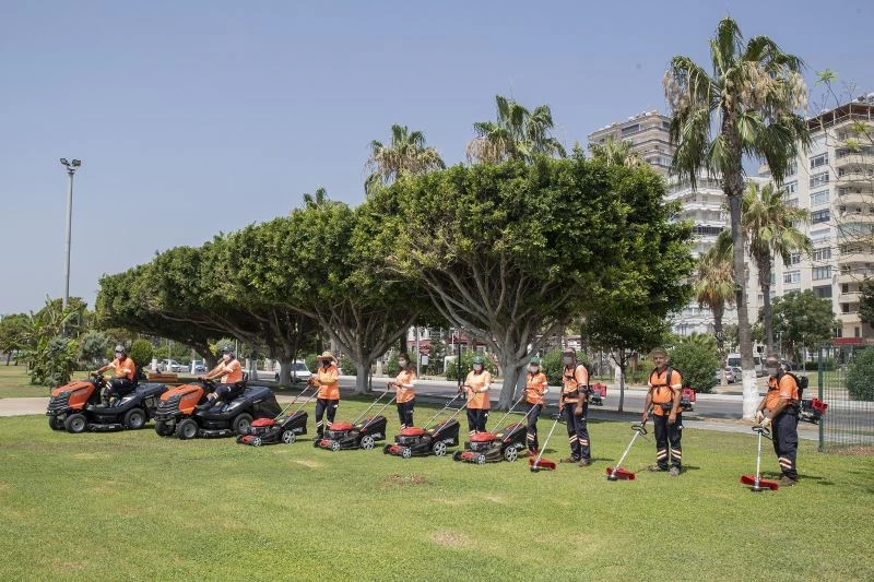 Mersin Büyükşehir Belediyesi, 106 yeni çim biçme makinesi aldı
