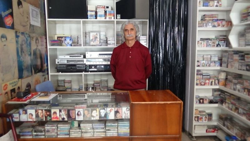 Teknolojiye direnen kasetçi
