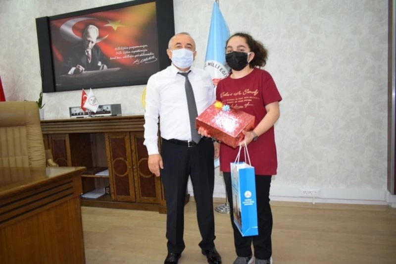 Milli Eğitim Müdürü Sepetci LGS ilçe birincisini ödüllendirdi
