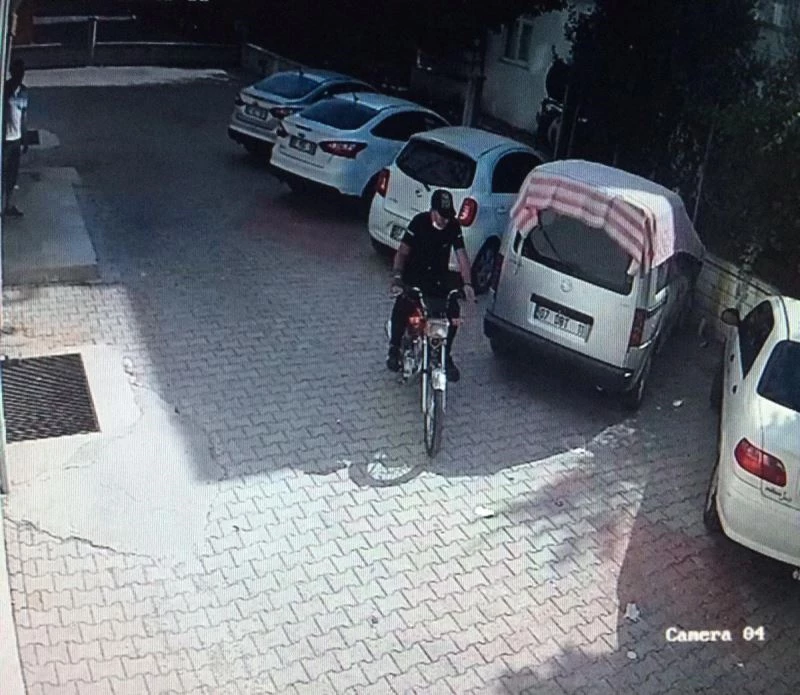 Hırsızlık yapmadan önce tanınmamak için dövmesini gizledi
