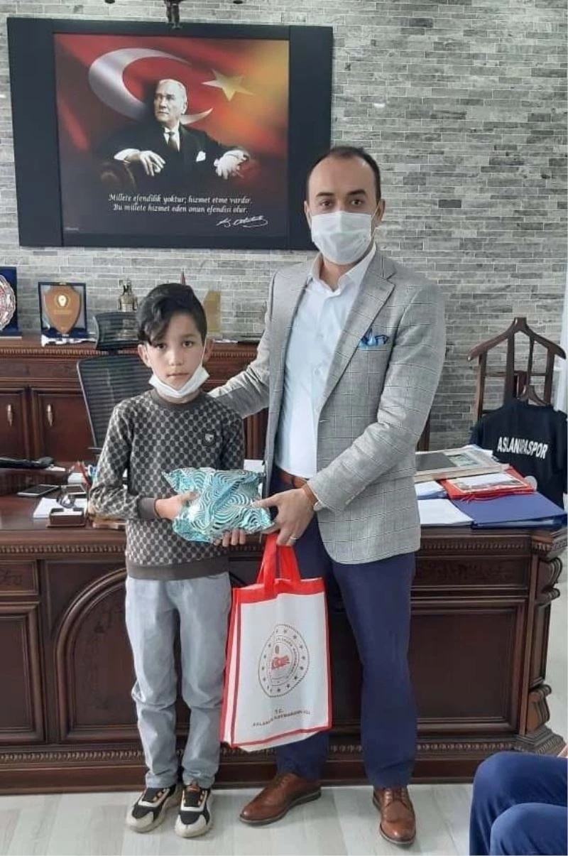 Çobanlık yaparken kitap okuyan öğrenci ödüllendirildi
