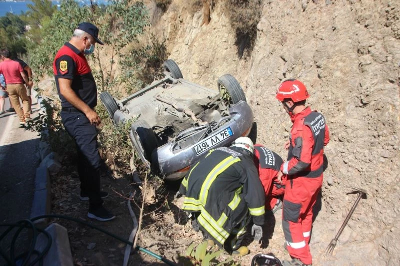 Virajı alamayıp şarampole devrildi
