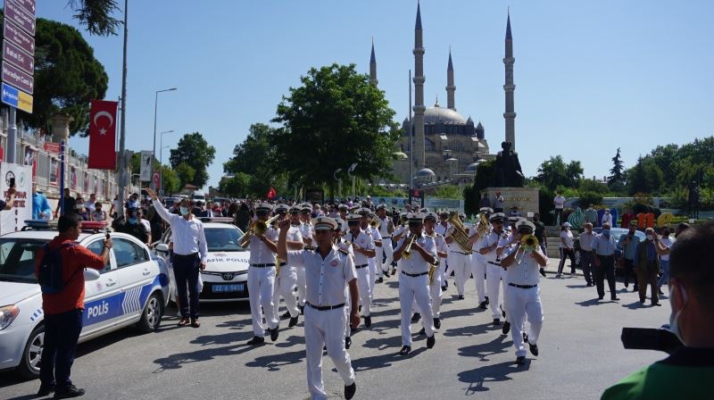 Kırkpınar Ağası Seyfettin Selim kent girişinde davul zurnayla karşılandı
