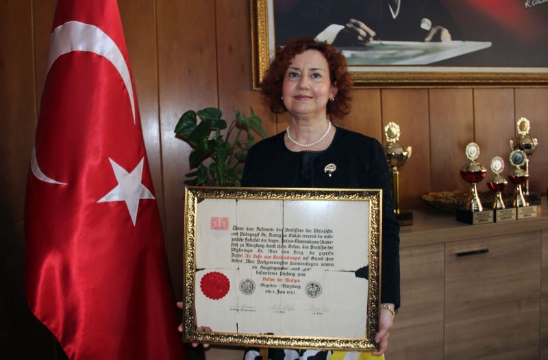 Türkiye’nin ilk Türk kadın doktorunun diploması Giresun Üniversitesi’ne bağışlandı
