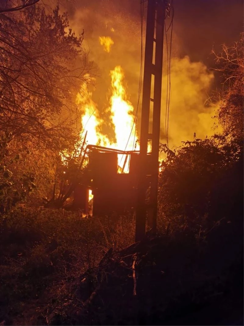 Erfelek’te iki katlı ev yandı
