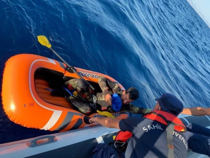 Lastik botta mahsur kalan göçmen kurtarıldı
