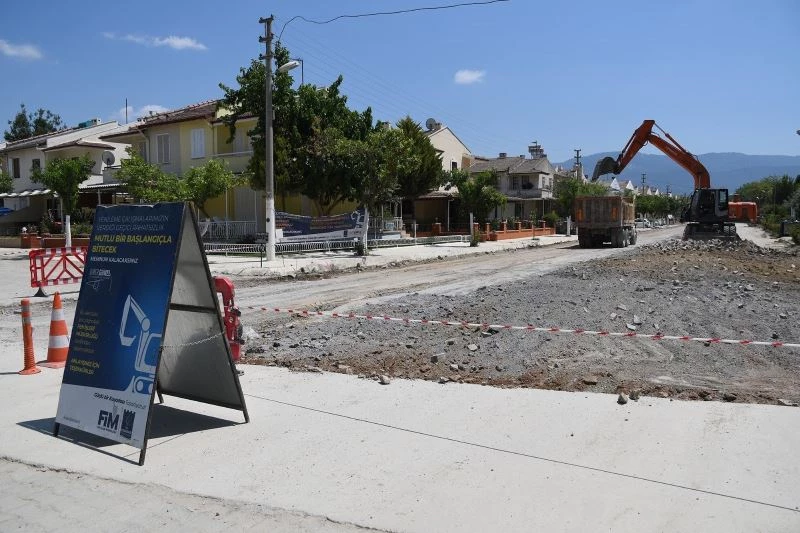 Kuşadası’nda yol yapım seferberliği yaz nüfusunun arttığı bölgelerde yoğunlaştı
