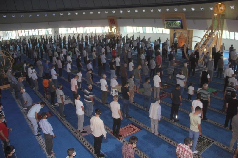 FETÖ’nün darbe girişiminin 5. yılında Terzibaba Camisinde kılınan Cuma namazına yüzlerce kişi katıldı
