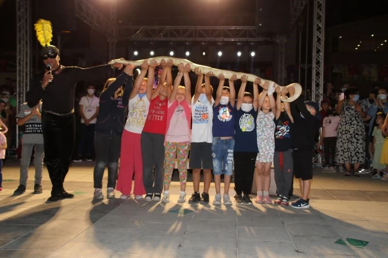 Sirk ekibinin gösterileri nefesleri kesti
