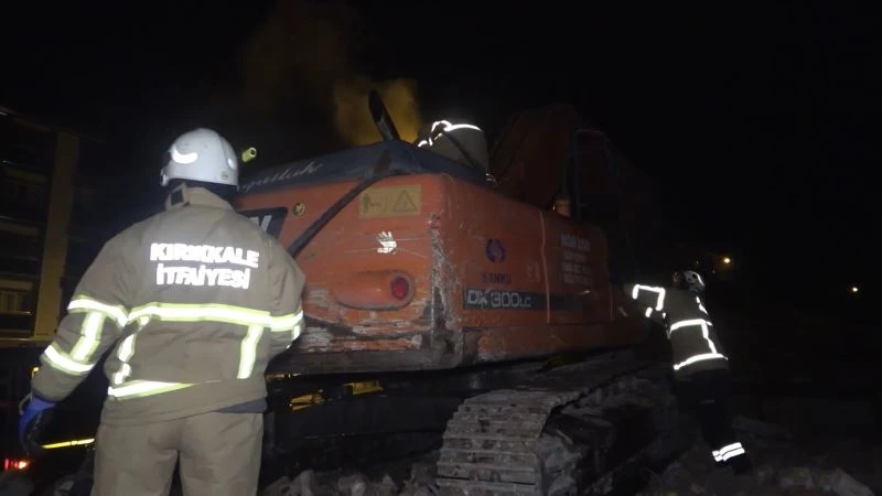 İş makinesinde çıkan yangın, itfaiye ekiplerince söndürüldü
