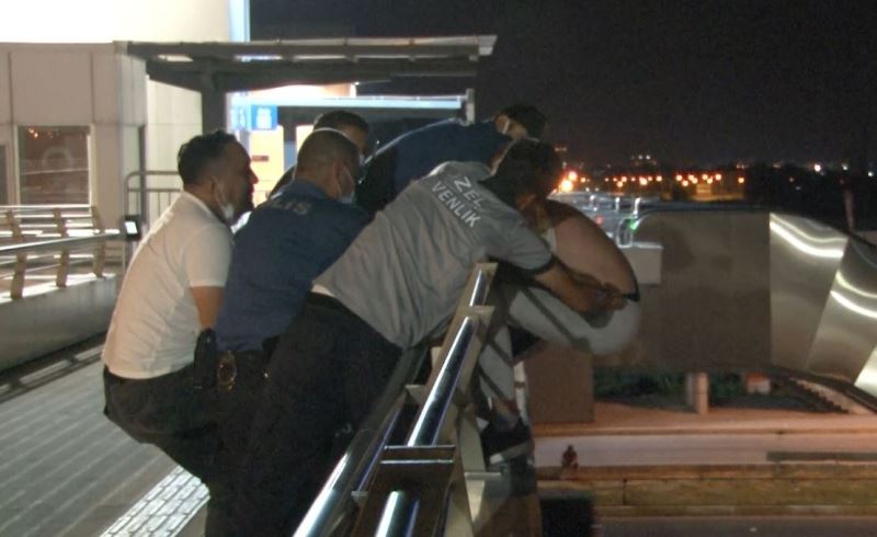 Antalya’da üst geçitteki intihar girişimi polisin hamlesiyle önlendi
