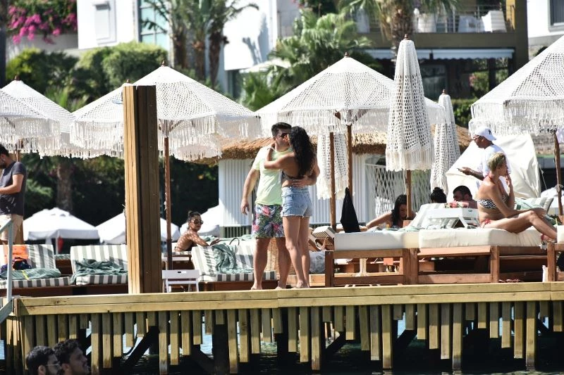 Şampiyonlar birbirlerini öpücük yağmuruna tuttu
