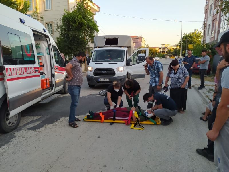 Kamyonetin çarptığı çocuğu annesi teselli etti
