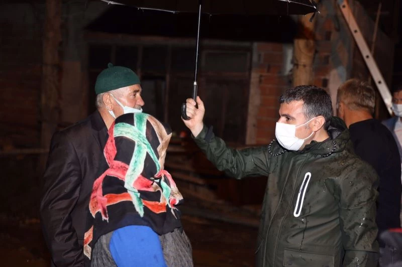 Vali Atay gece gündüz su taşkını yaşanan bölgede
