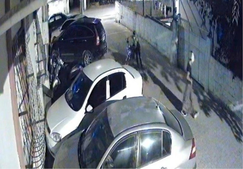 Tanınmamak için etek giydi eşarp taktı, motosiklet çaldı
