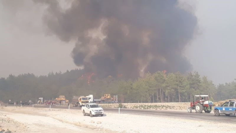 Beşkonak Mahallesini tehdit eden yangına 7 helikopter, 1 uçak müdahale ediyor
