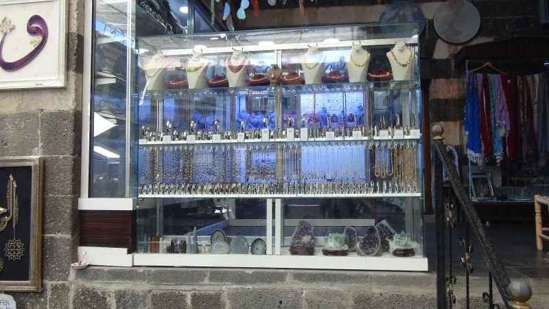 Doğal taşlara ilgi arttı, turistlerin gözdesi oldu
