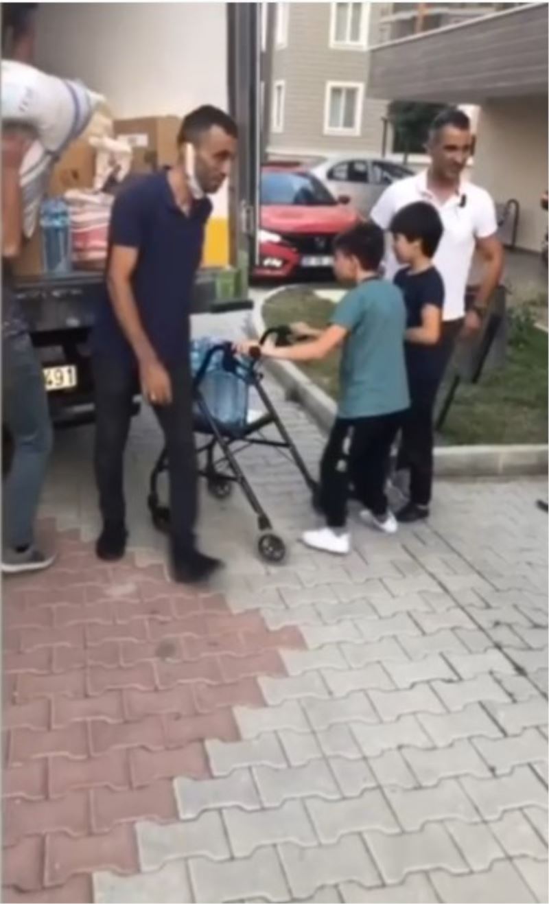 Engelli küçük Muhammet toplanan yardımları yürüteciyle kamyonete taşıdı
