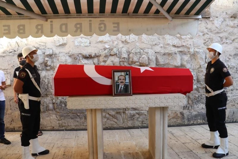 Eski Sakarya Valisi Hüseyin Avni Coş, memleketi Isparta