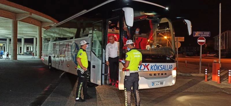 Polis, yolculara tek tek emniyet kemeri taktırdı
