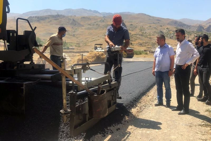 Başkan Şeylan asfaltlama çalışmalarını yerinde inceledi
