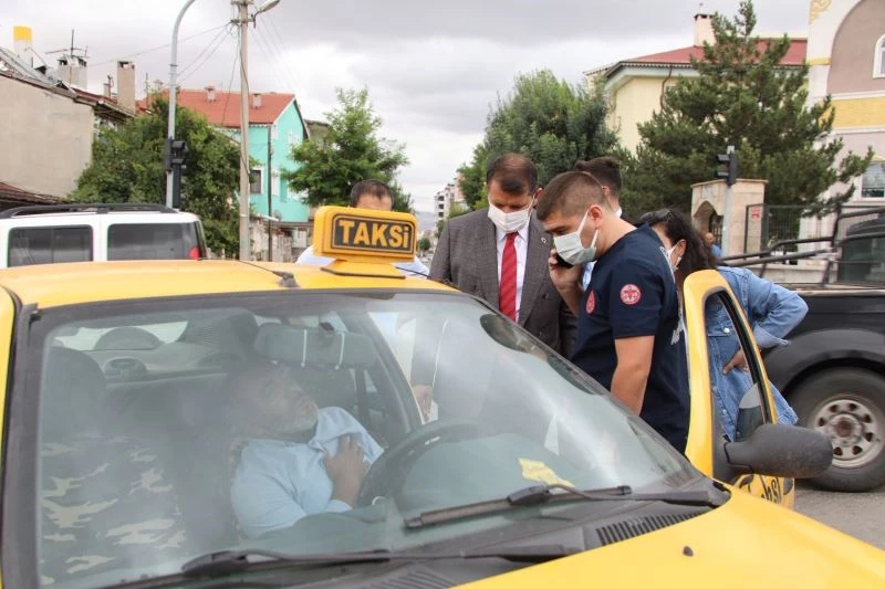 Kazaya denk gelen vali, panik halindeki yaralıyı sakinleştirdi
