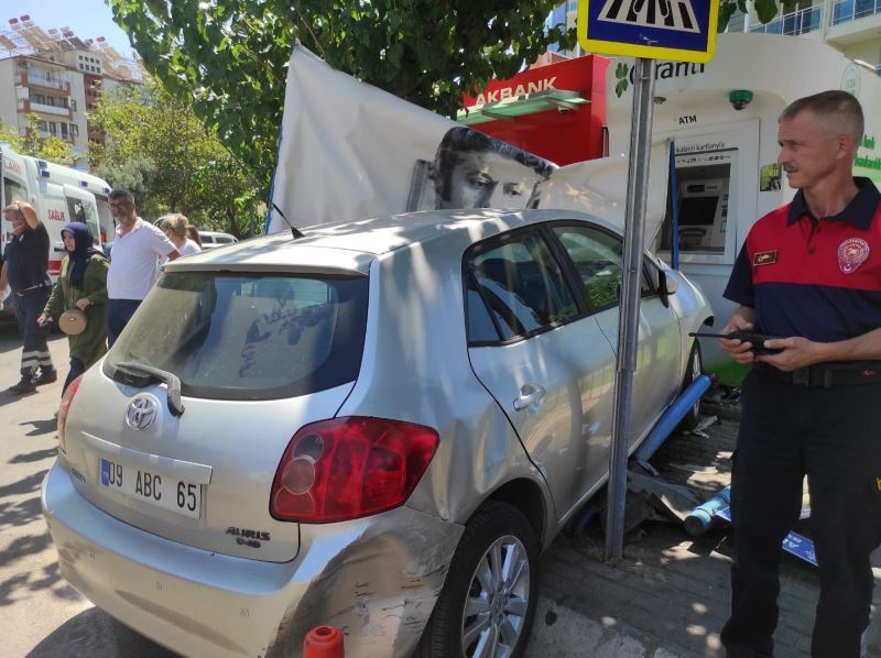 ATM’den para çeken vatandaşa otomobil çarptı
