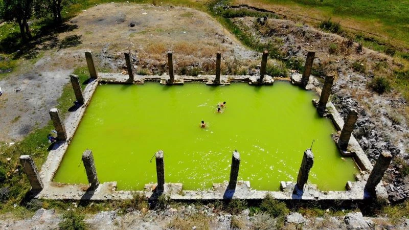 Yıkılan duvarları görenleri cezbediyor, serinlemek isteyenler oraya koşuyor
