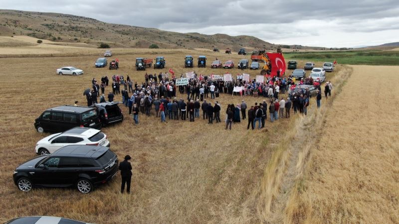 Sivas’ta çiftçiler traktörlerini Kaz Gölü’nü korumak için sürdü
