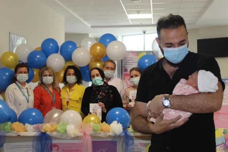 Bebeğinize verebileceğiniz en güzel armağan anne sütü
