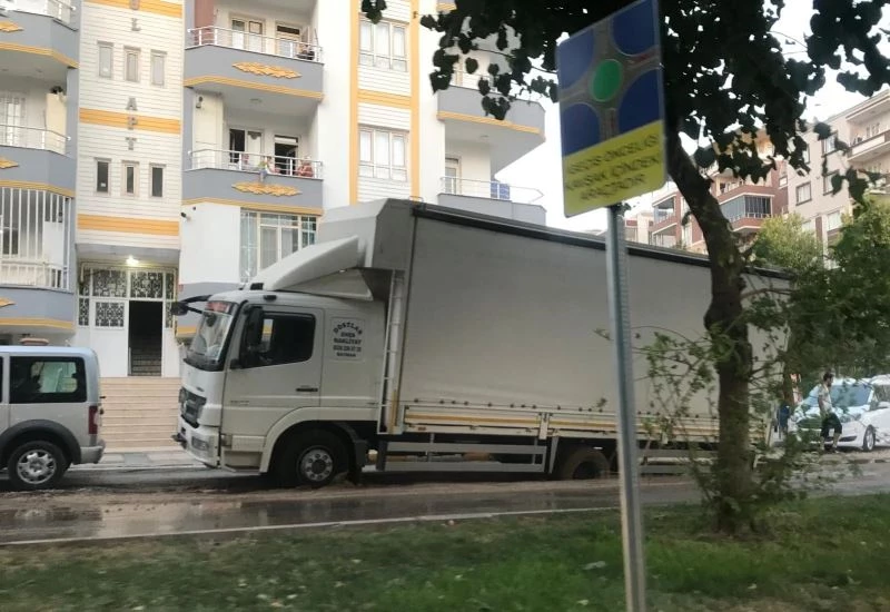 Batman’da nakliyat kamyonu çukura düştü
