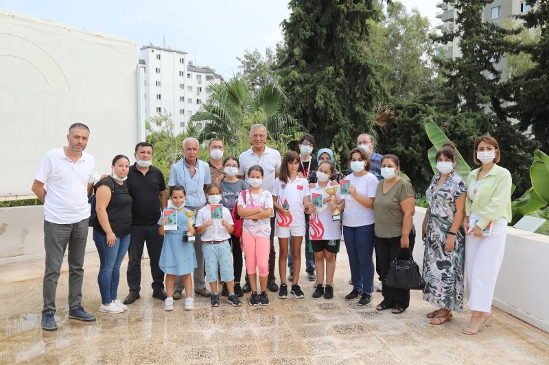 Başkan Tarhan’dan satranççılara bisiklet hediyesi
