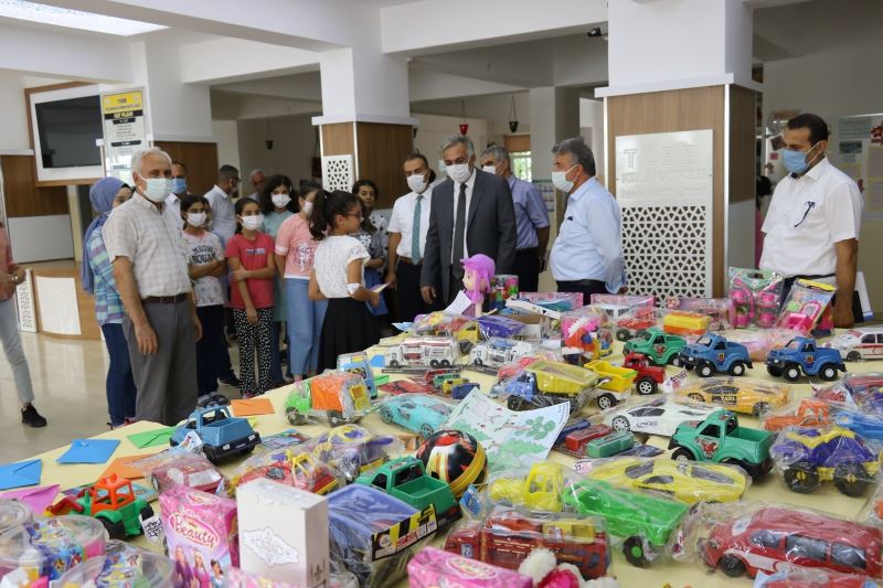 Orman yangınlarını yaşayan çocuklara oyuncak gönderildi
