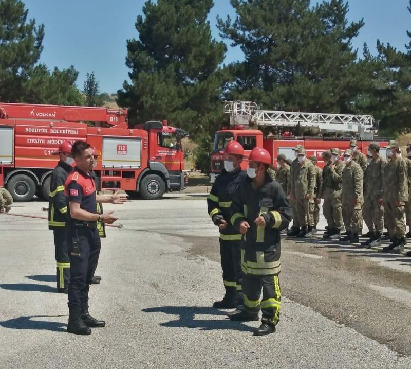 İtfaiye ekiplerinden askerlere yangın eğitimi
