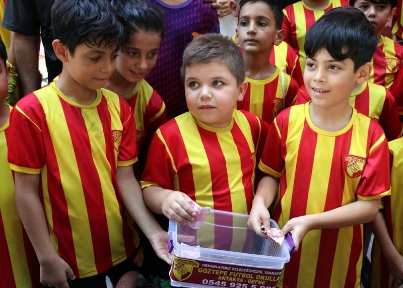 Hataylı küçük futbolcular, kumbaralarındaki paraları yanan ormanların ağaçlandırılması için bağışladı