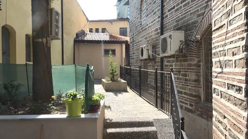 (Özel) O resim sonrası tabelalar indi, türbe yanındaki kabin kalktı
