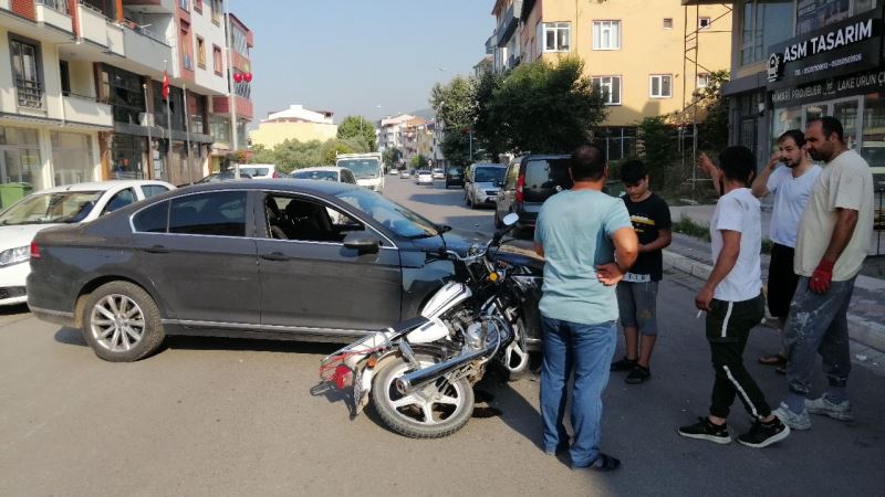 Çarptığı otomobilin üzerinden takla atan kasksız motosikletli yaralandı
