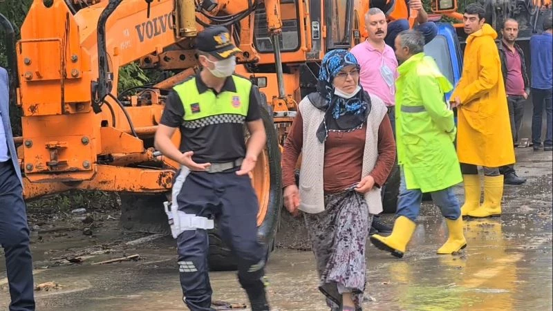 Telefonuna ulaşamadığı eşinin sele kapıldığını düşündü
