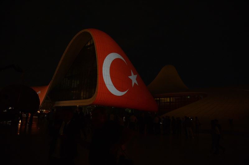 Türkiye’ye destek amacıyla Haydar Aliyev Merkezi’ne Türk bayrağı silüeti yansıtıldı
