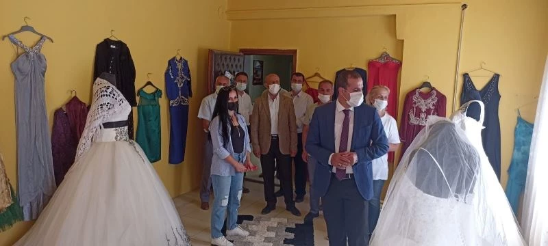 İzmirli hayırsever kadınlar maddi durumu zayıf çiftler için gelinlik ve damatlık mağazası açtı
