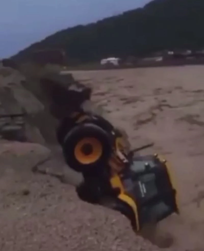 Sel suları iş makinesini böyle yuttu
