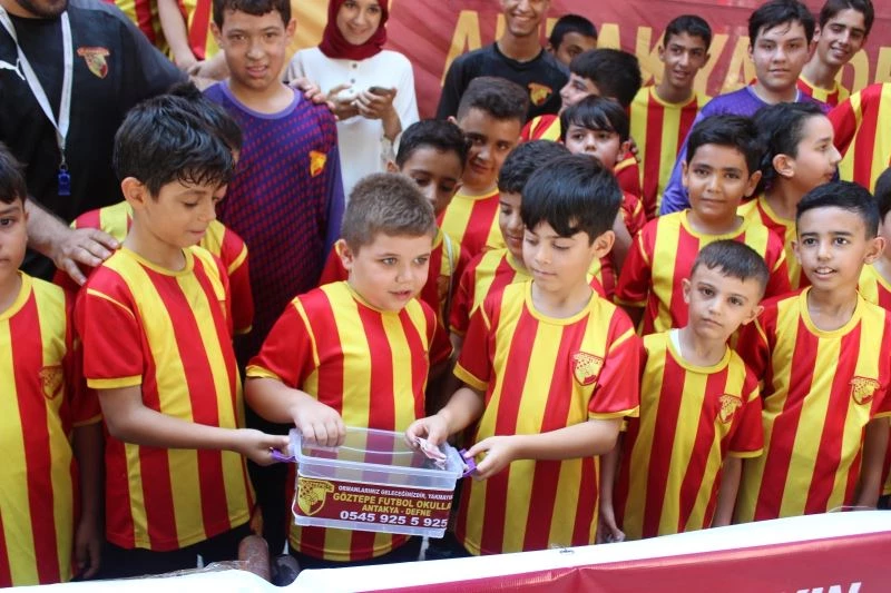 Minikler harçlıklarıyla fidan kampanyasına bağışta bulundu
