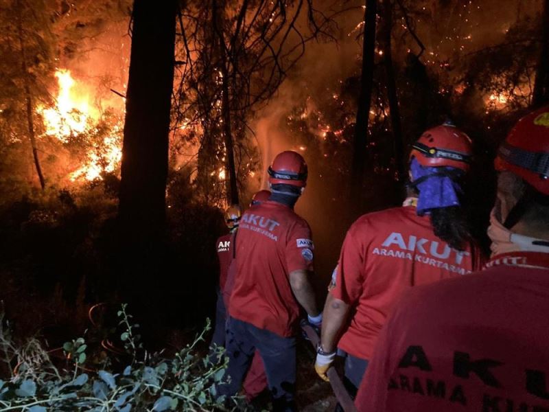 AKUT, orman yangınlarının etkili olduğu bölgelerde çalışmalarını sürdürüyor